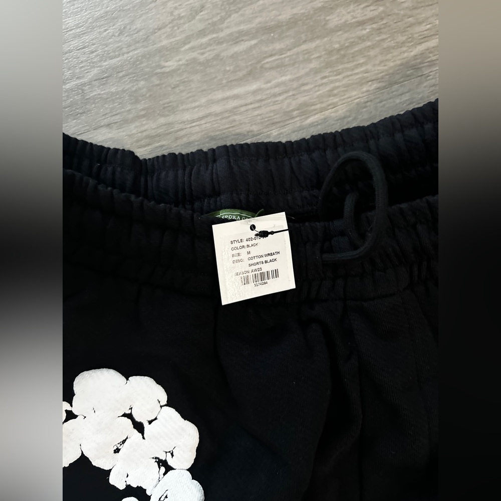 NWT. Cotton wreath denim tears shorts SZ M - Picture 2 of 3